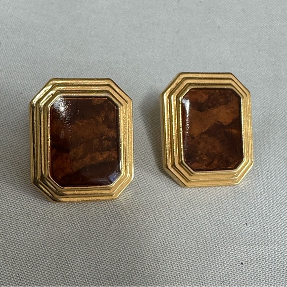 Classic goldtone and brown accent earrings - Picture 1 of 4
